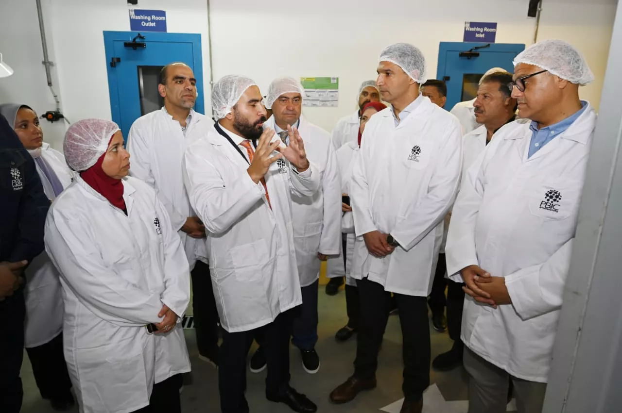 وزير الصناعة ومحافظ الإسكندرية يتفقدان مصنع شركة فاركو بي