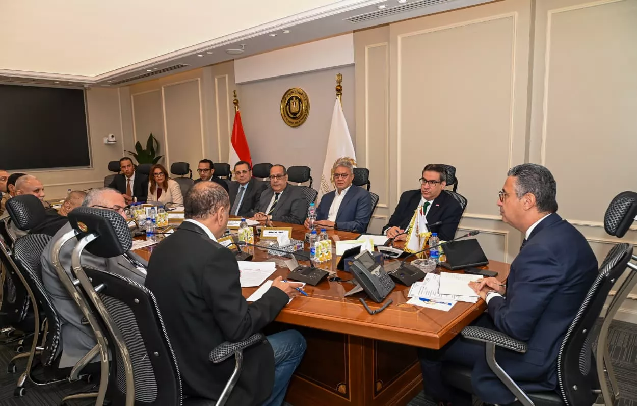 وزير التموين يعقد اجتماع مع ممثلي شعبة المواد الغذائية
