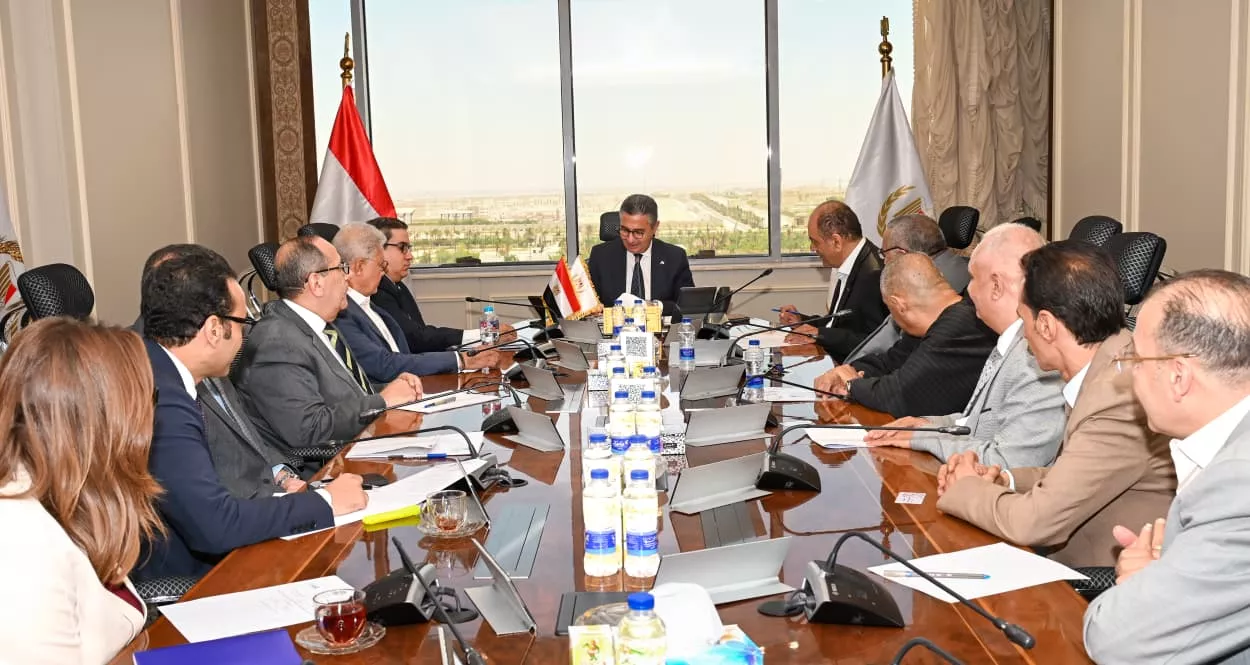 وزير التموين يعقد اجتماع مع ممثلي شعبة المواد الغذائية