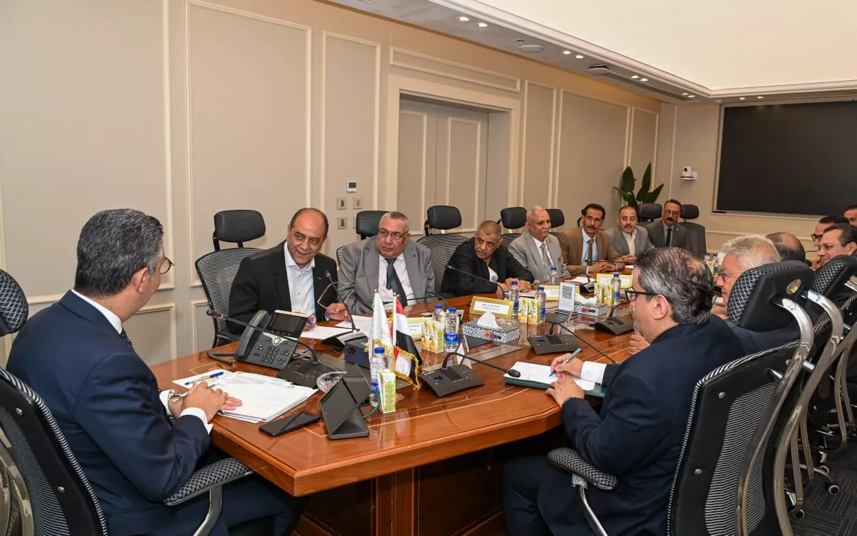 وزير التموين يعقد اجتماع مع ممثلي شعبة المواد الغذائية