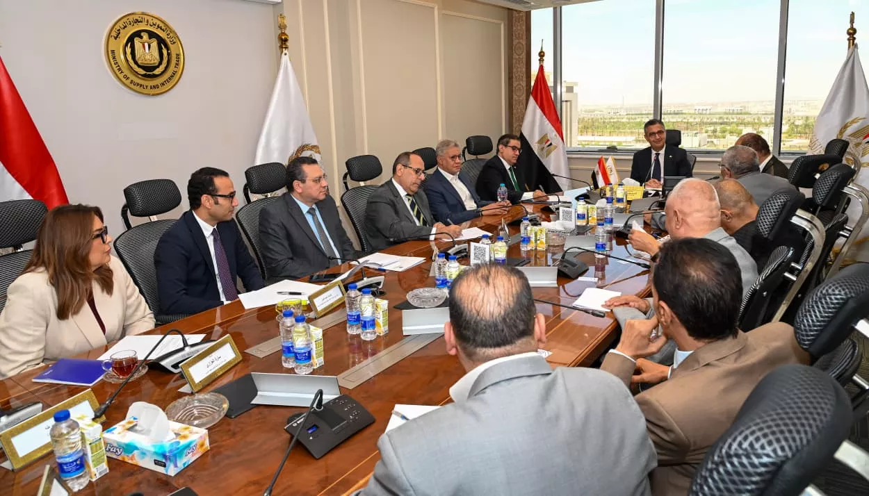 وزير التموين يعقد اجتماع مع ممثلي شعبة المواد الغذائية