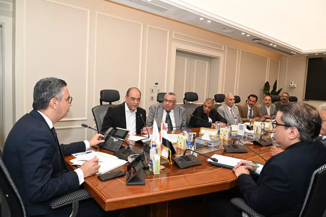 وزير التموين يعقد اجتماع مع ممثلي شعبة المواد الغذائية