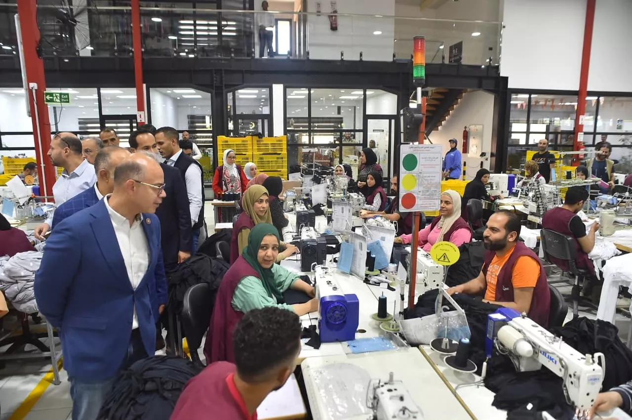 وزير الاستثمار يتفقد مصنع أليكس أباريز