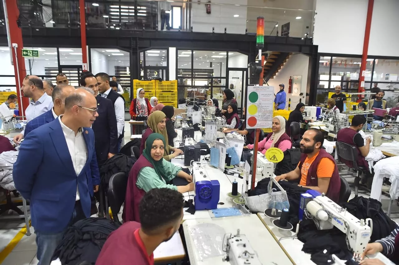 وزير الاستثمار يتفقد مصنع أليكس أباريز