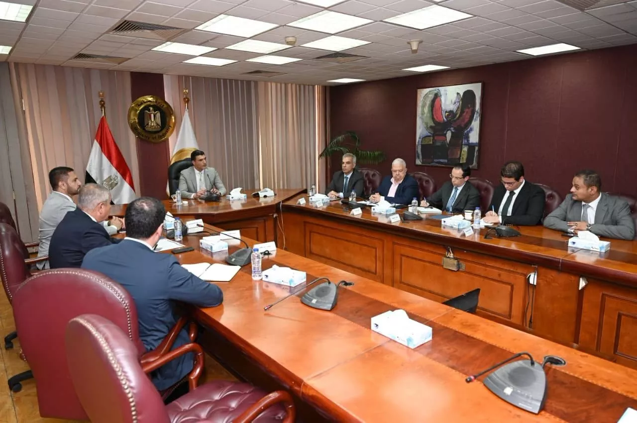 وزير الصناعة يجتمع مع ممثلي شركة التوكل الكهربائية - جيلا