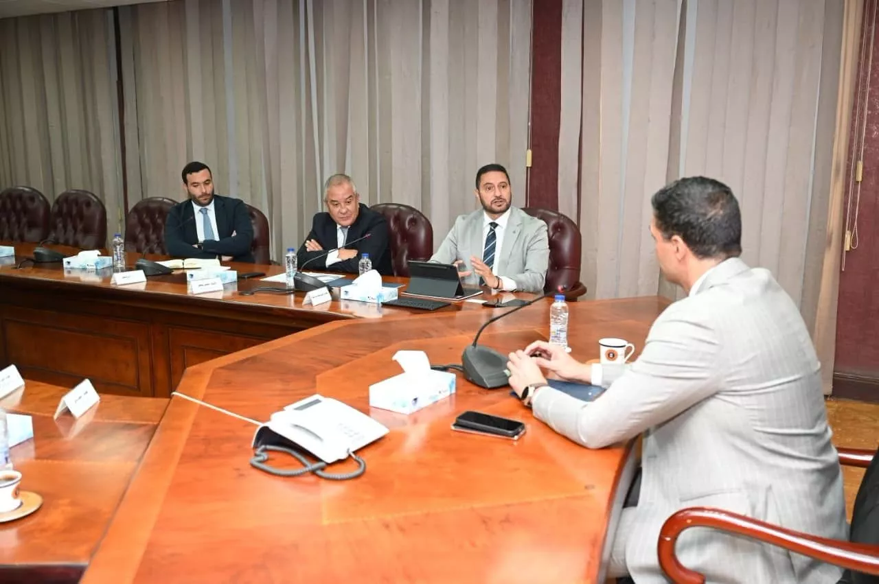 وزير الصناعة يجتمع مع ممثلي شركة التوكل الكهربائية - جيلا