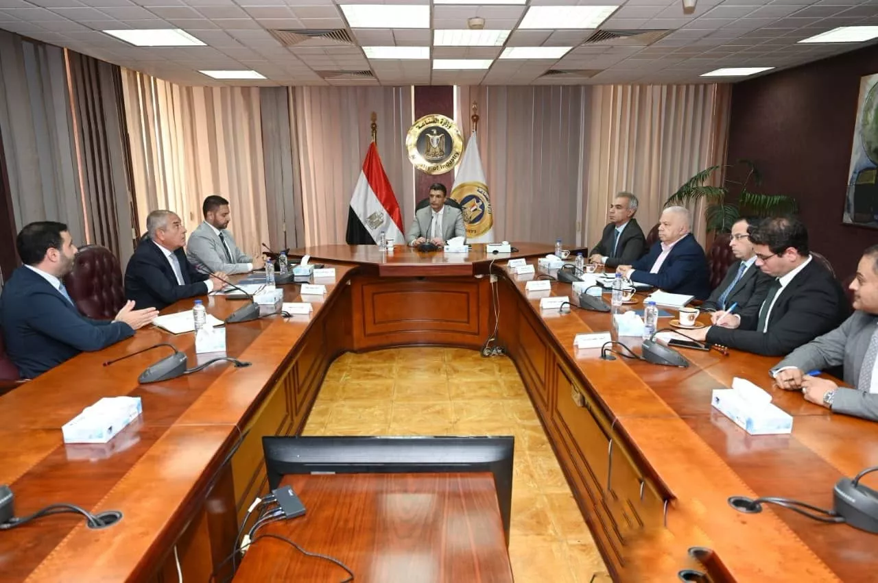 وزير الصناعة يجتمع مع ممثلي شركة التوكل الكهربائية - جيلا
