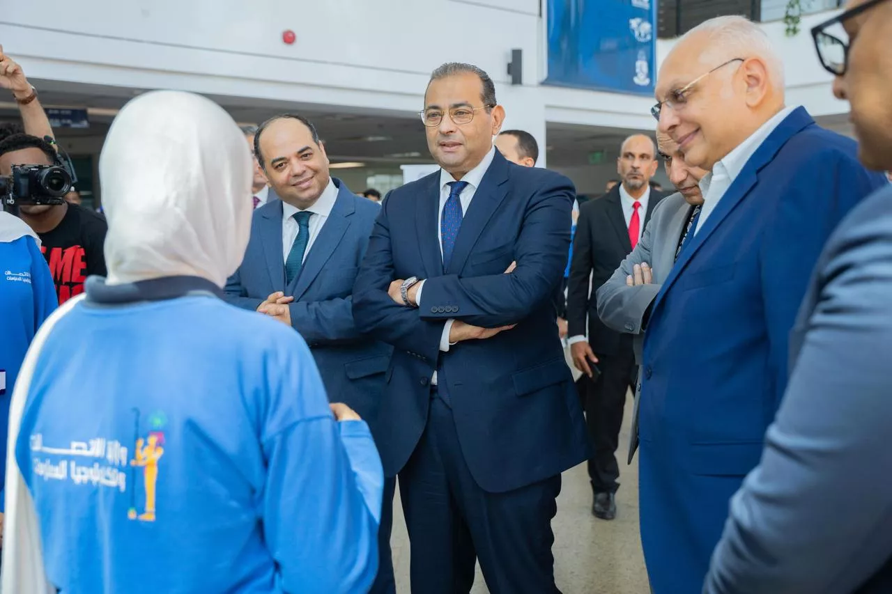 الرئيس التنفيذي للمصرية للاتصالات يكرم طلاب WE المتميزين