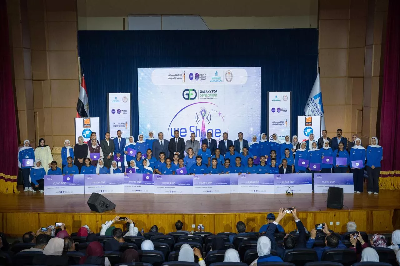 الرئيس التنفيذي للمصرية للاتصالات يكرم طلاب WE المتميزين