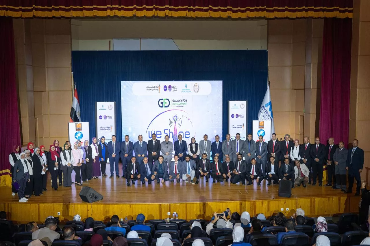 الرئيس التنفيذي للمصرية للاتصالات يكرم طلاب WE المتميزين