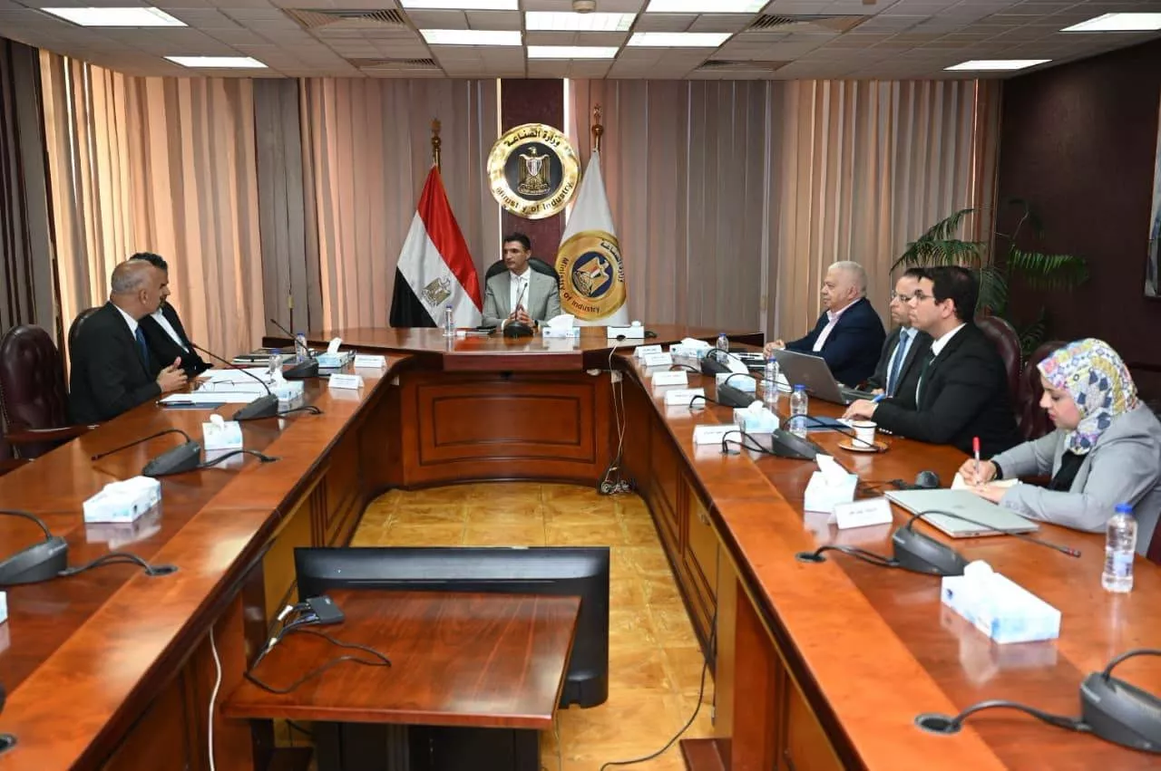وزير الصناعة يجتمع مع ممثلي شركة أونا للصناعات الكهربائية