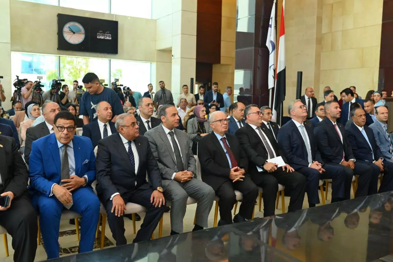 حسين عيسى يشهد قرع جرس التداول بالبورصة المصرية