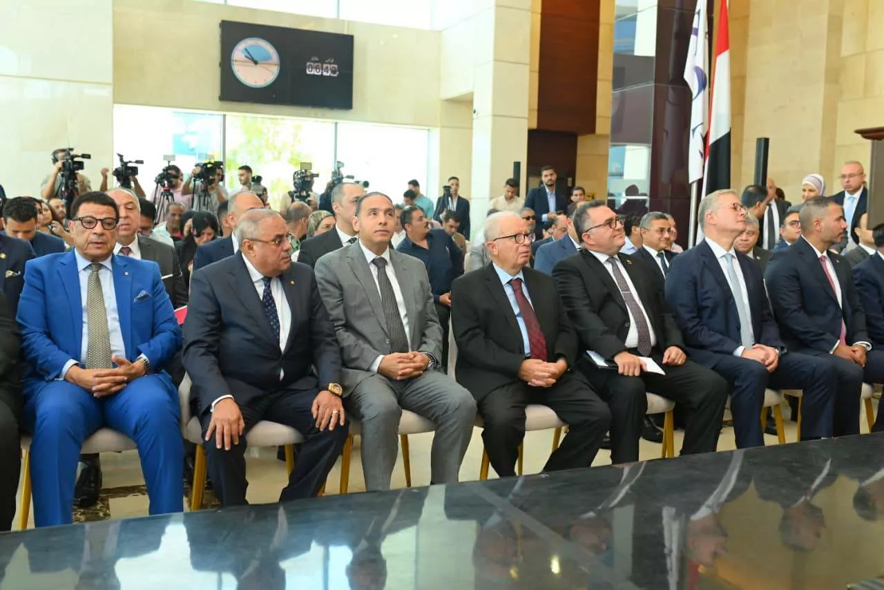 حسين عيسى يشهد قرع جرس التداول بالبورصة المصرية