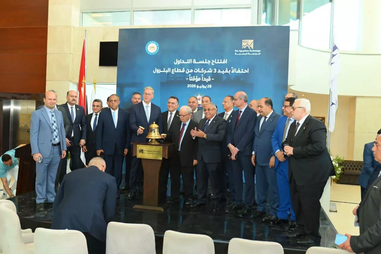حسين عيسى يشهد قرع جرس التداول بالبورصة المصرية