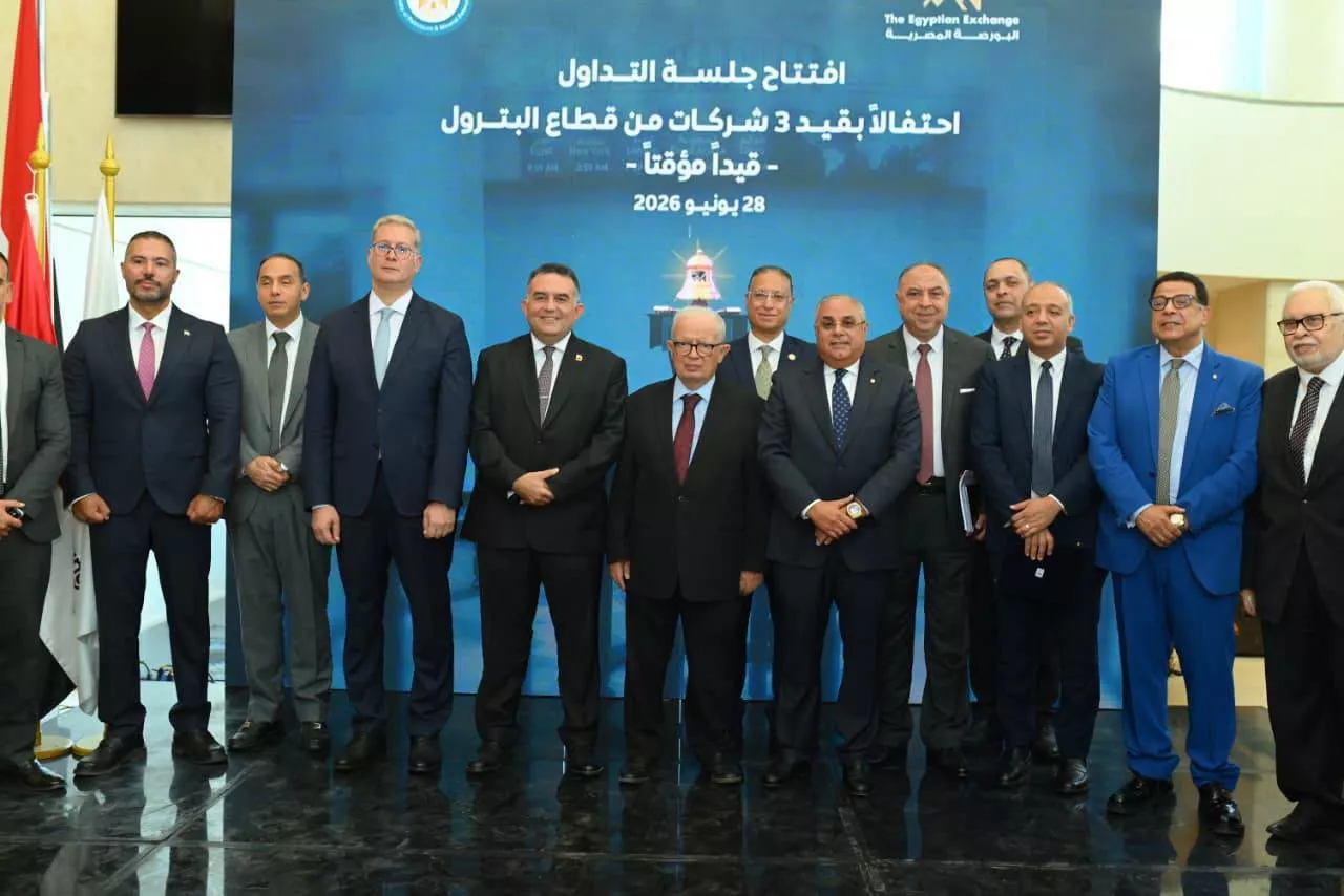 حسين عيسى يشهد قرع جرس التداول بالبورصة المصرية