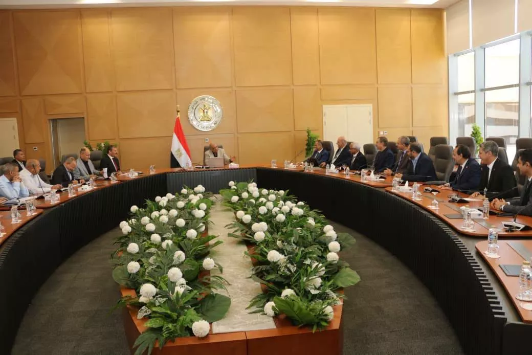 عصمت مع أعضاء اللجنة الاستشارية المتخصصة بالطاقة المتجددة