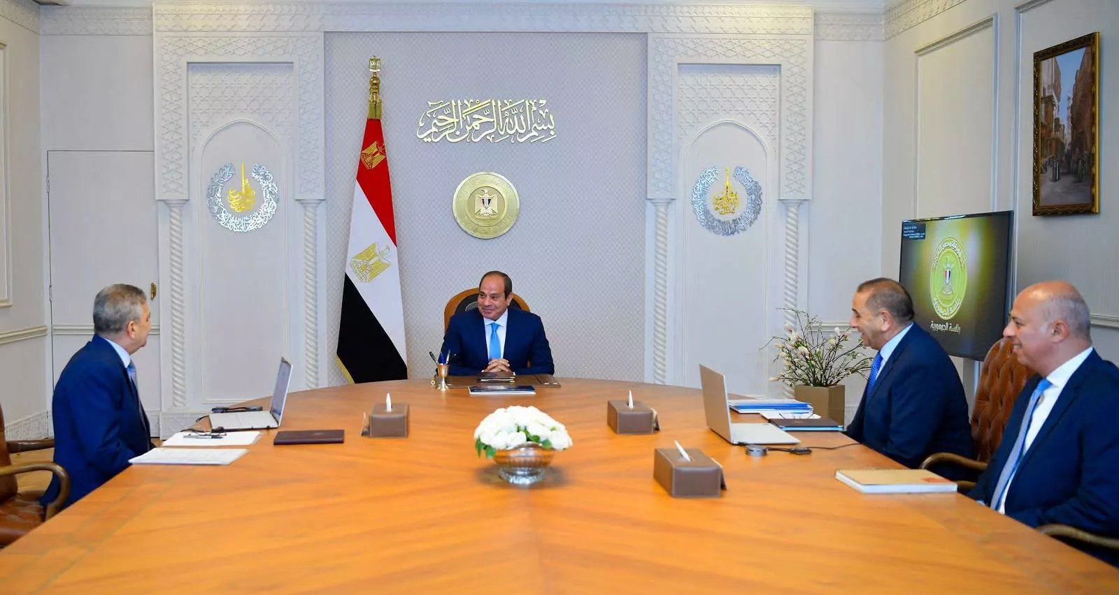 الرئيس السيسي يجتمع مع رئيس هيئة قناة السويس
