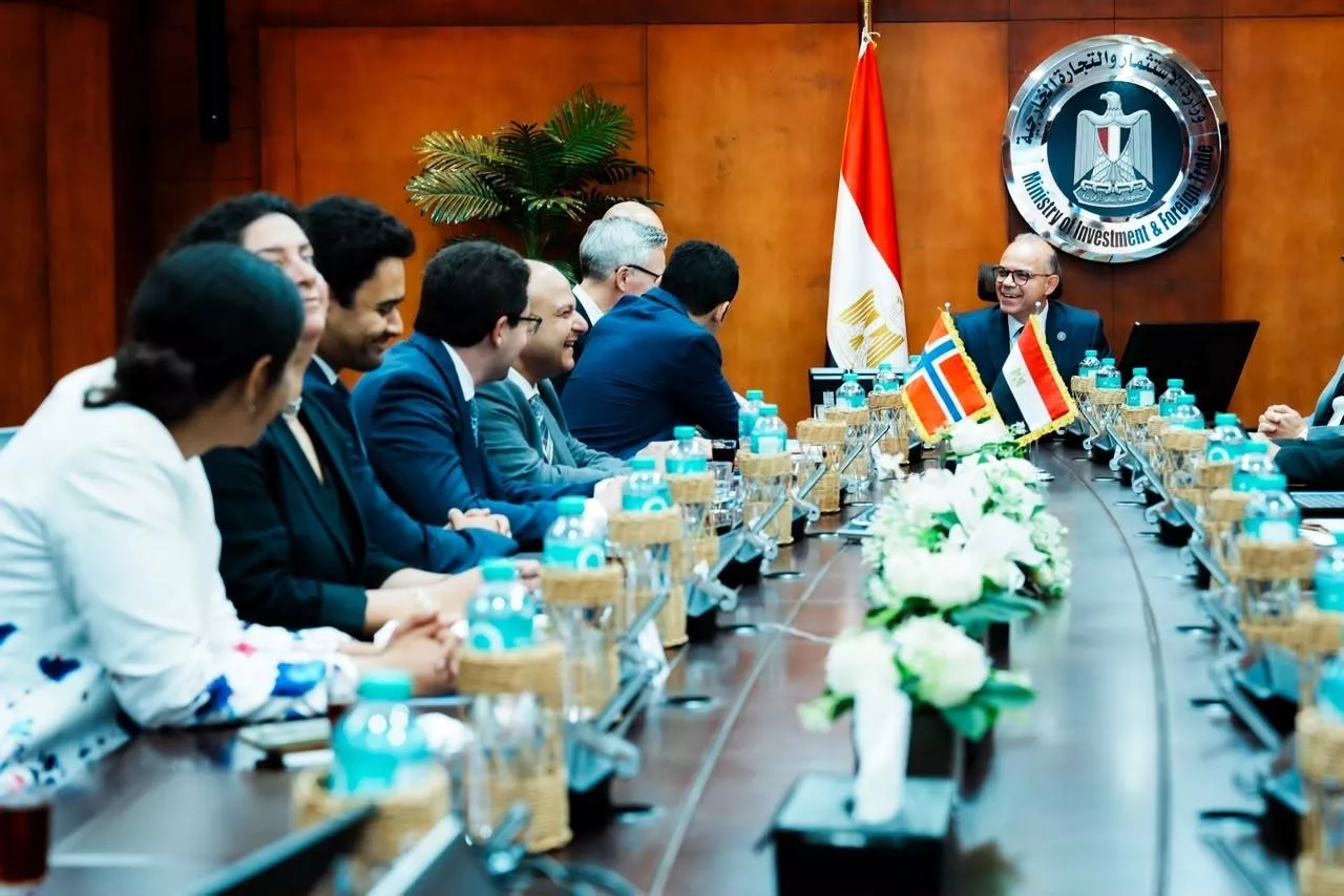 وزير الاستثمار يجتمع مع مسؤولي شركة سكاتك النرويجية