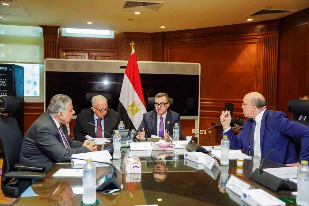 وزير التخطيط يترأس اجتماع لجنة الاستثمار التابعة لبنك الاستثمار القومي