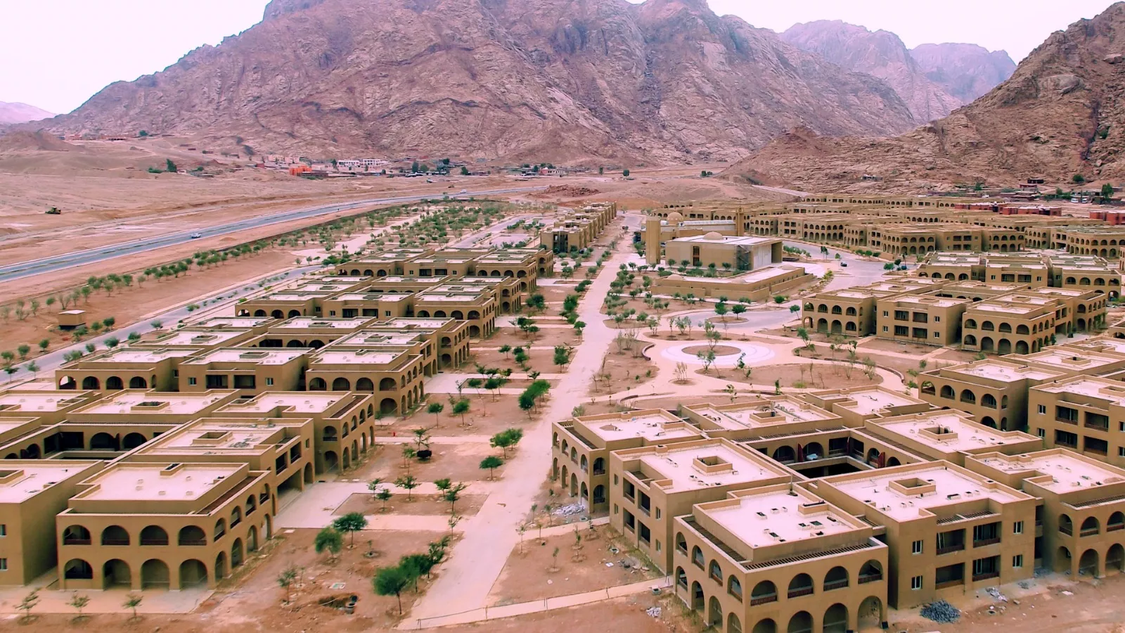 وزيرة الإسكان تستعرض إنجازات الجهاز المركزي للتعمير في تنفيذ 1951 مشروعًا