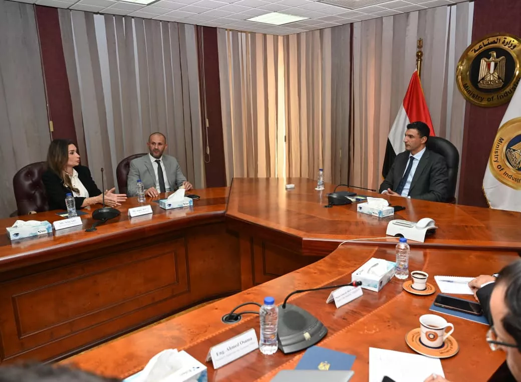 وزير الصناعة يلتقي وفد من شركة بل مصر