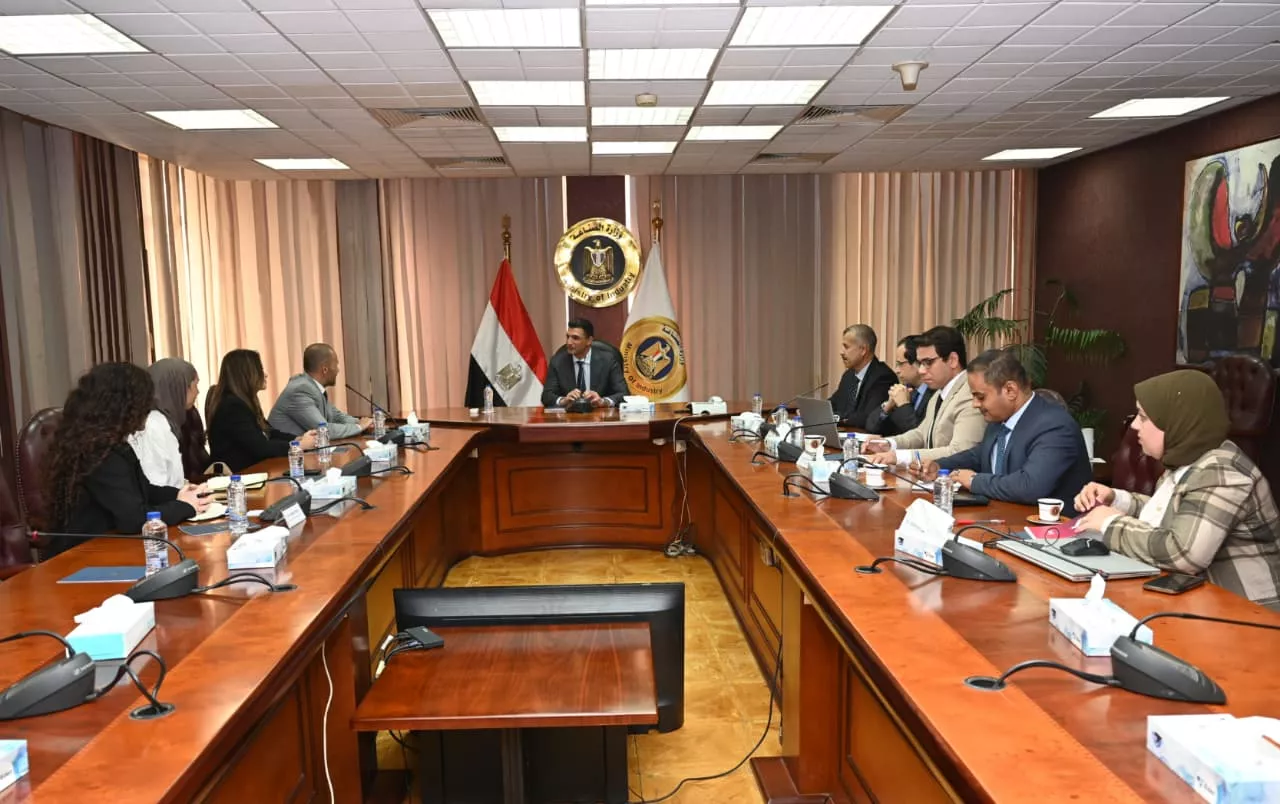 وزير الصناعة يلتقي وفد من شركة بل مصر
