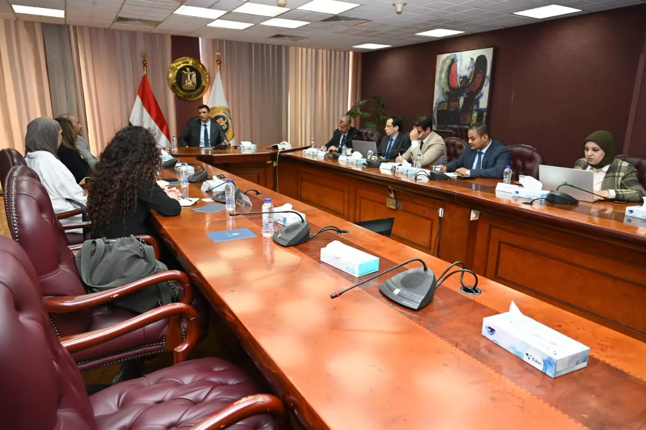 وزير الصناعة يلتقي وفد من شركة بل مصر