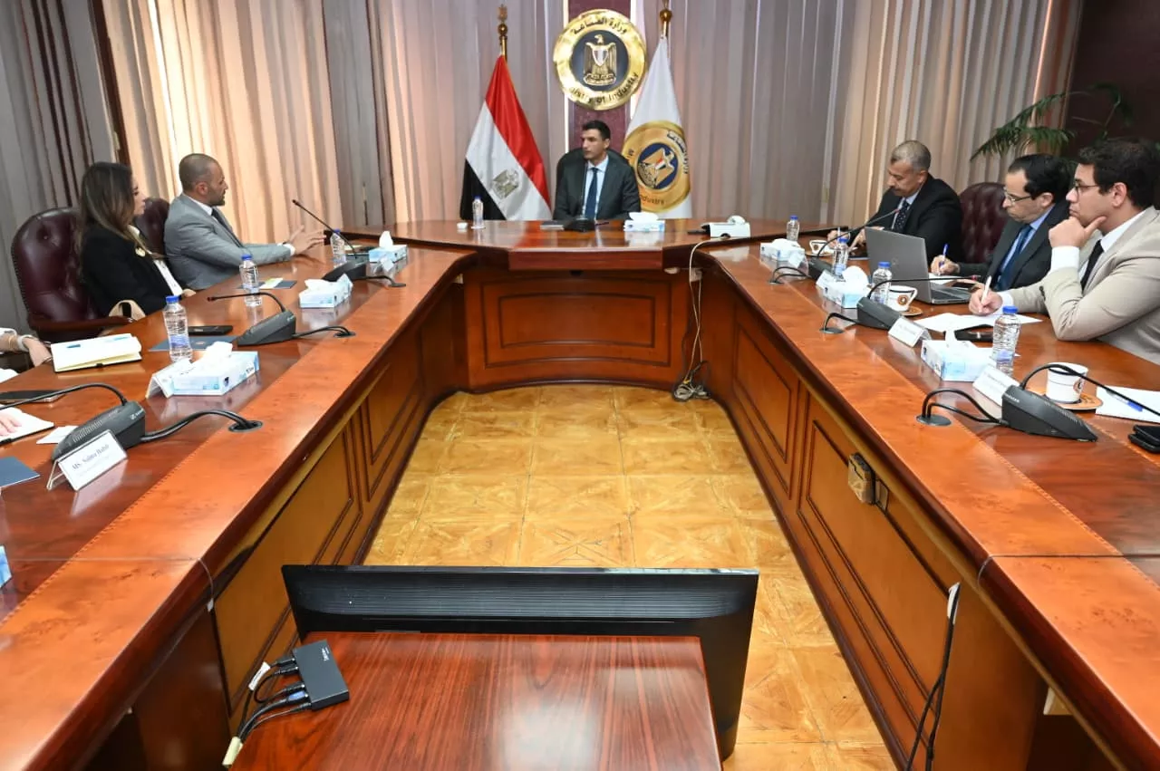 وزير الصناعة يلتقي وفد من شركة بل مصر
