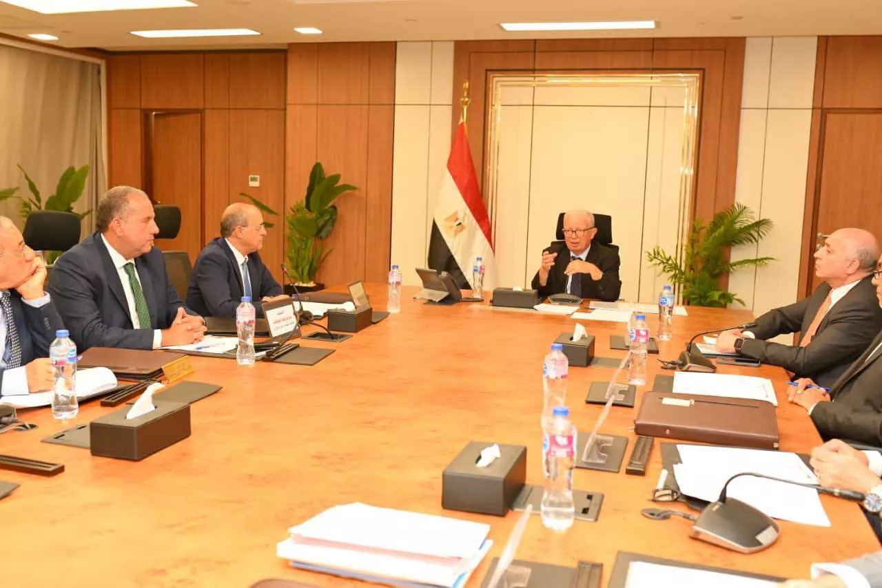 نائب رئيس مجلس الوزراء يترأس اجتماع الشركة القابضة للصناعات المعدنية