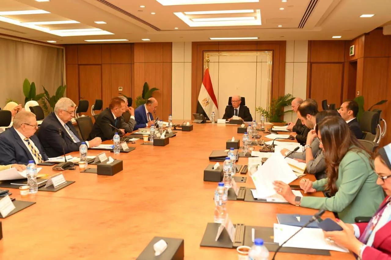 نائب رئيس مجلس الوزراء يترأس اجتماع الشركة القابضة للصناعات المعدنية