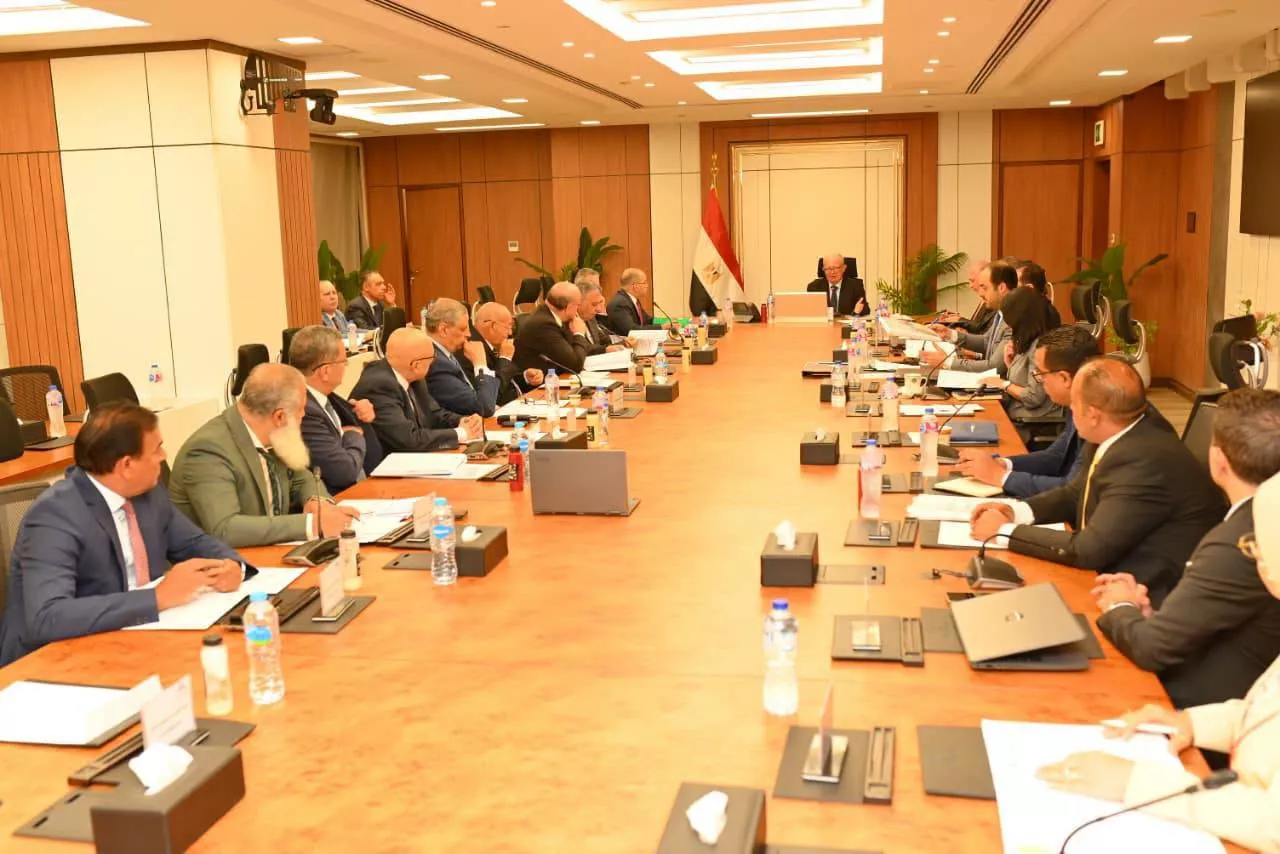 نائب رئيس مجلس الوزراء يترأس اجتماع الشركة القابضة للصناعات المعدنية