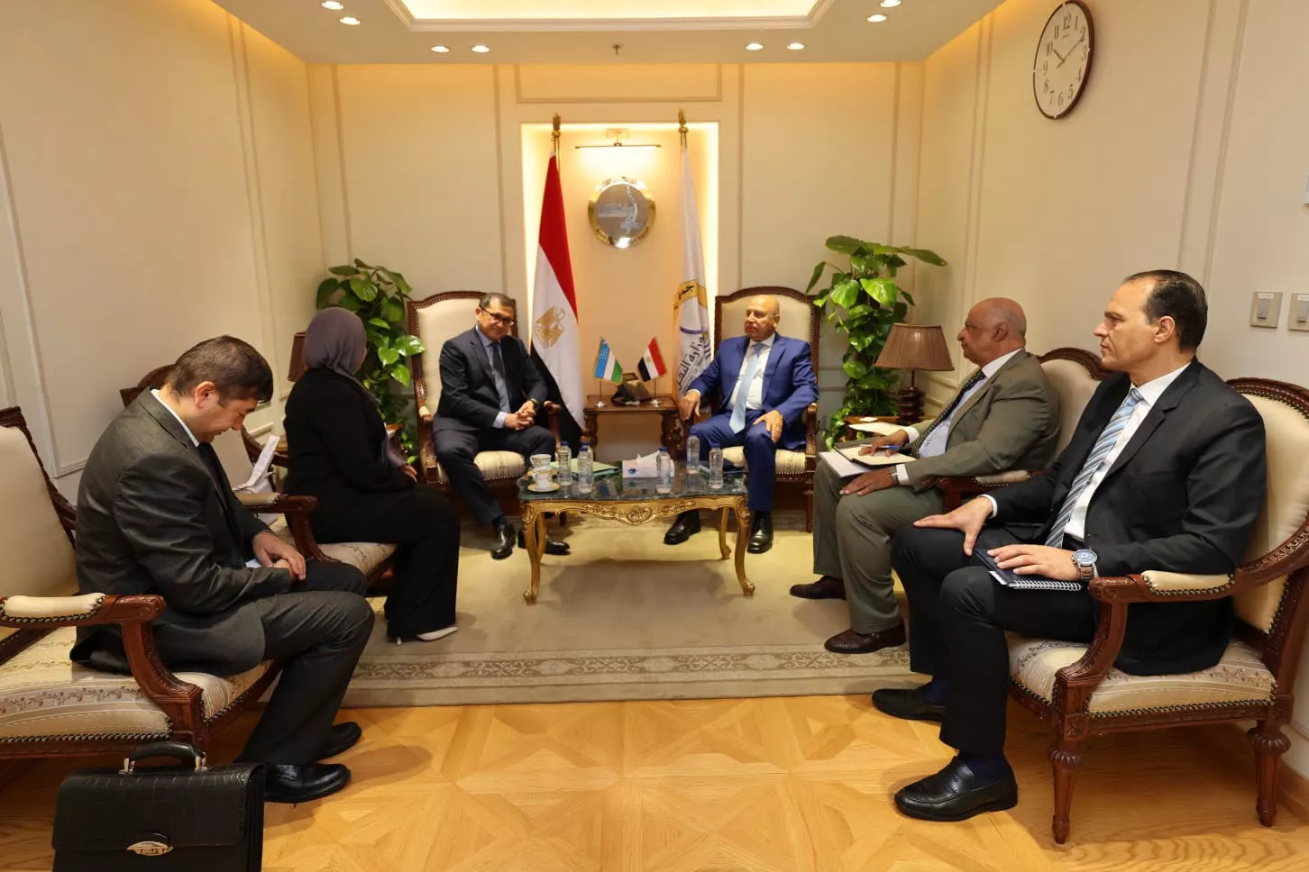 وزير النقل يجتمع مع سفير جمهورية أوزبكستان بالقاهرة 