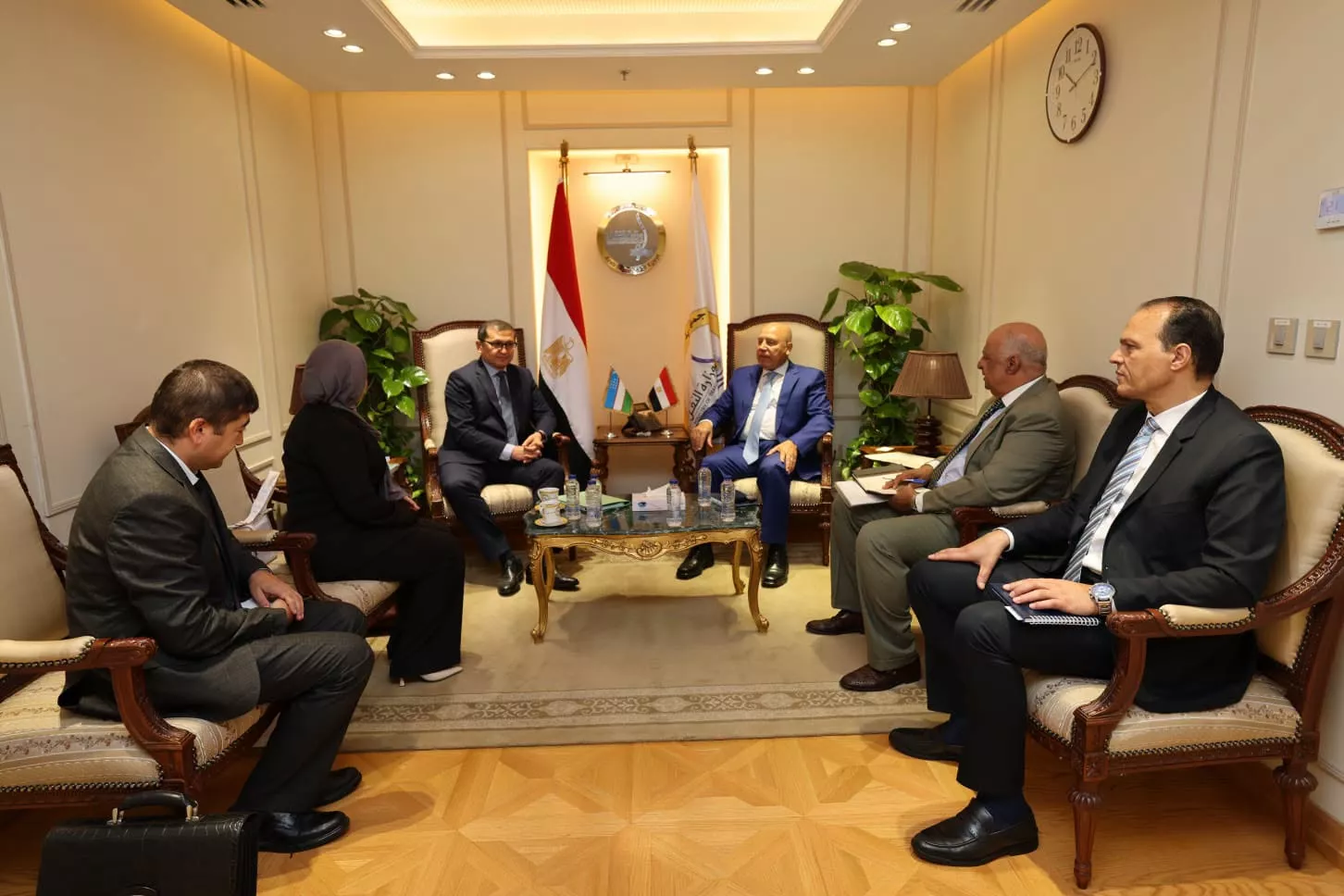 وزير النقل يجتمع مع سفير جمهورية أوزبكستان بالقاهرة 