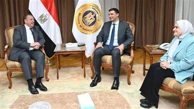 وزير الصناعة يبحث التعاون مع نقابة المهندسين لتيسير الإجراءات الصناعية ورخص البناء 
