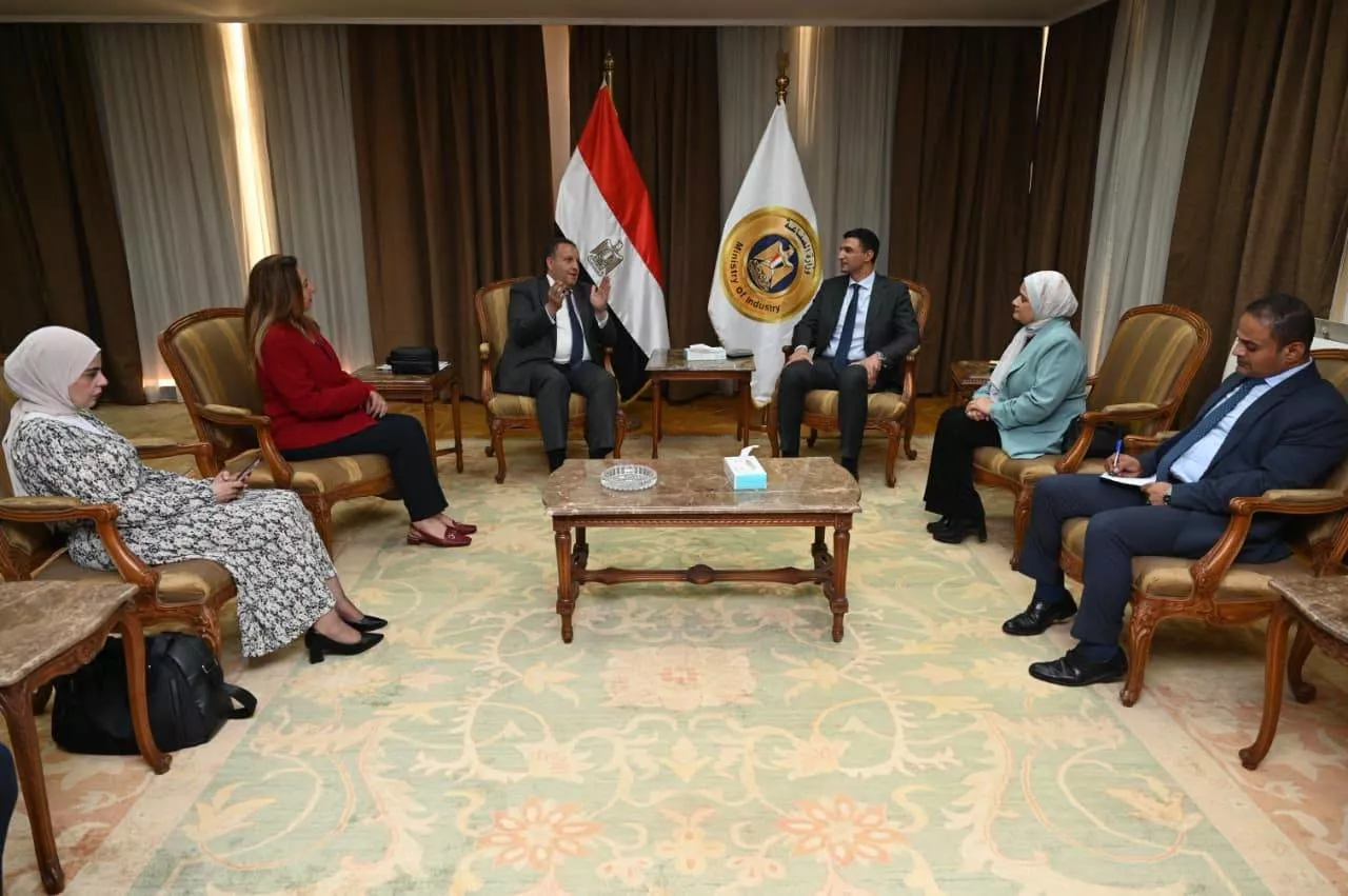 وزير الصناعة يجتمع مع نقيب المهندسين