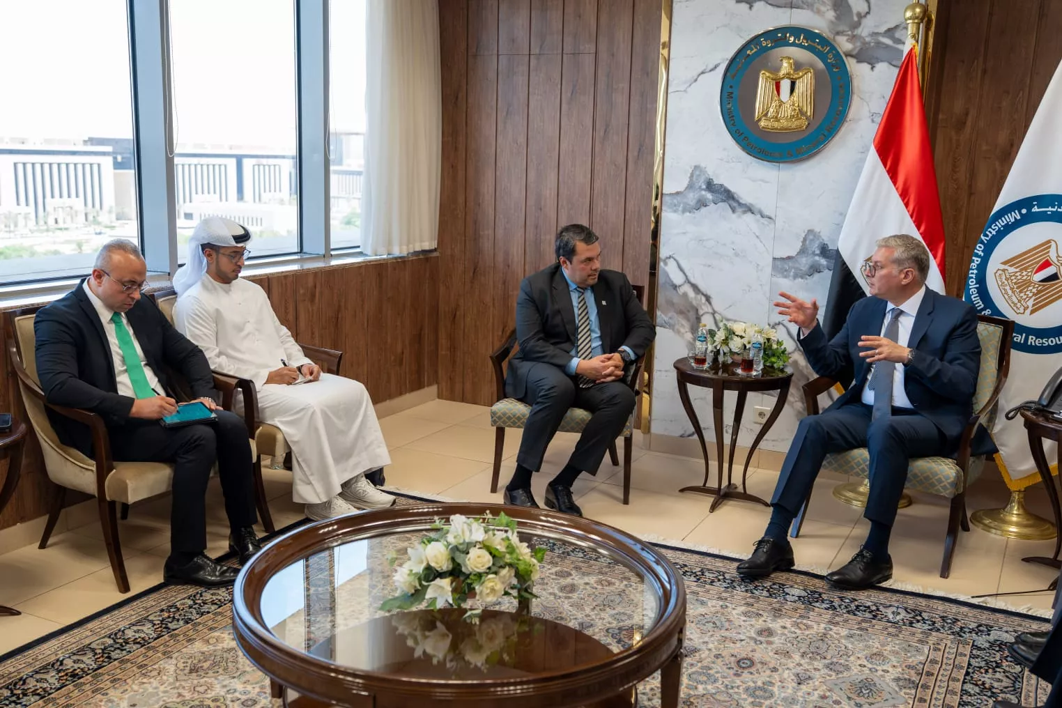 وزير البترول يجتمع مع الرئيس التنفيذي لشركة AIQ الإماراتية