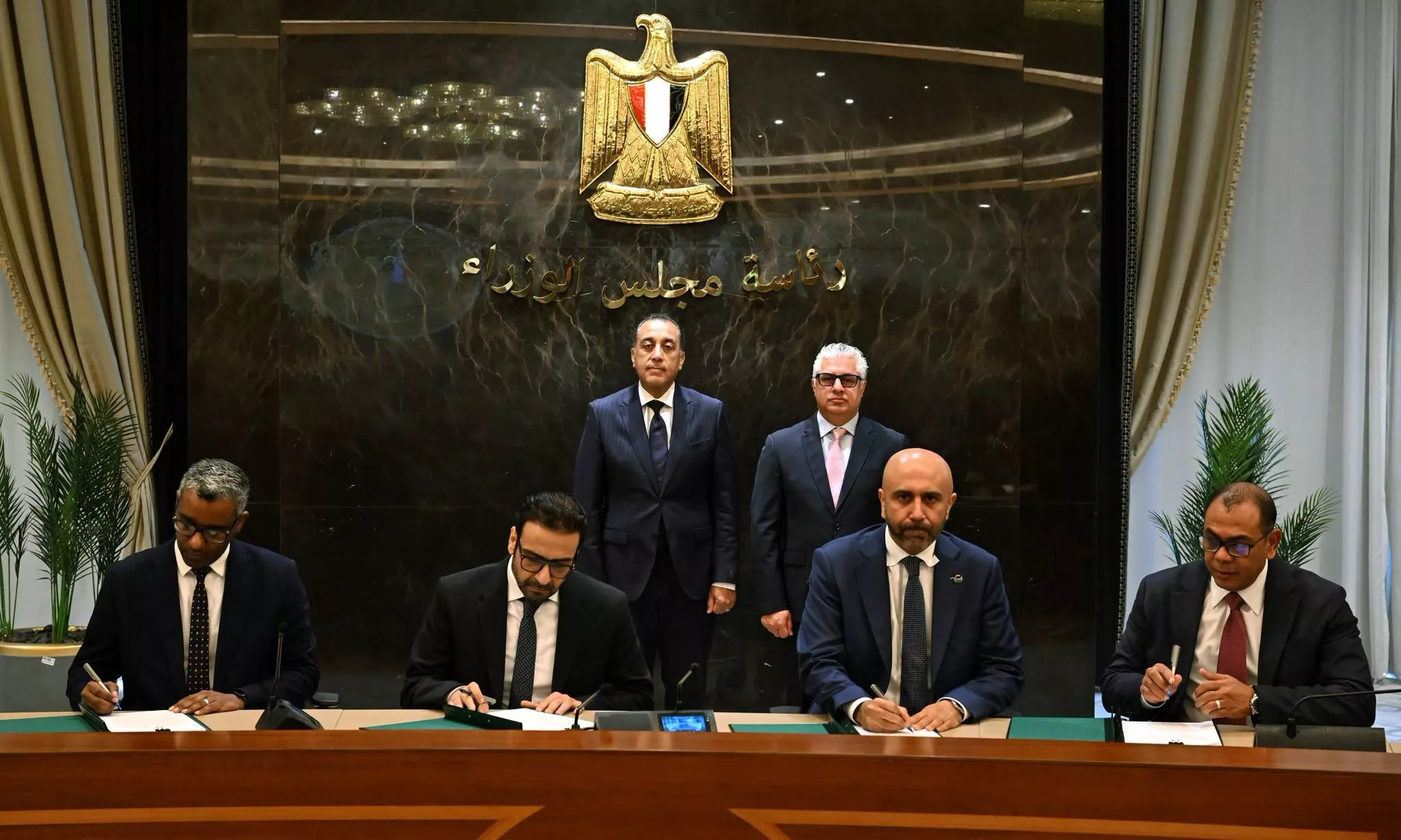 رئيس الوزراء يشهد توقيع عقود تخزين وتداول بالمنطقة الاقتصادية