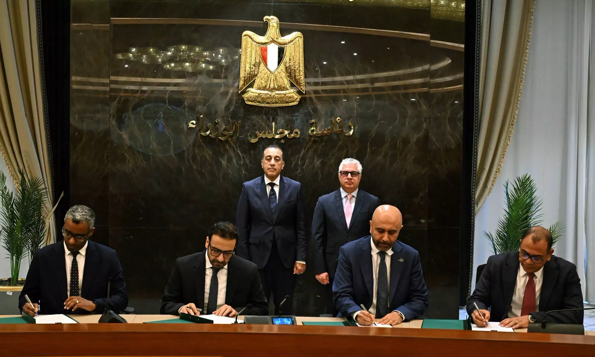 رئيس الوزراء يشهد توقيع عقود تخزين وتداول بالمنطقة الاقتصادية