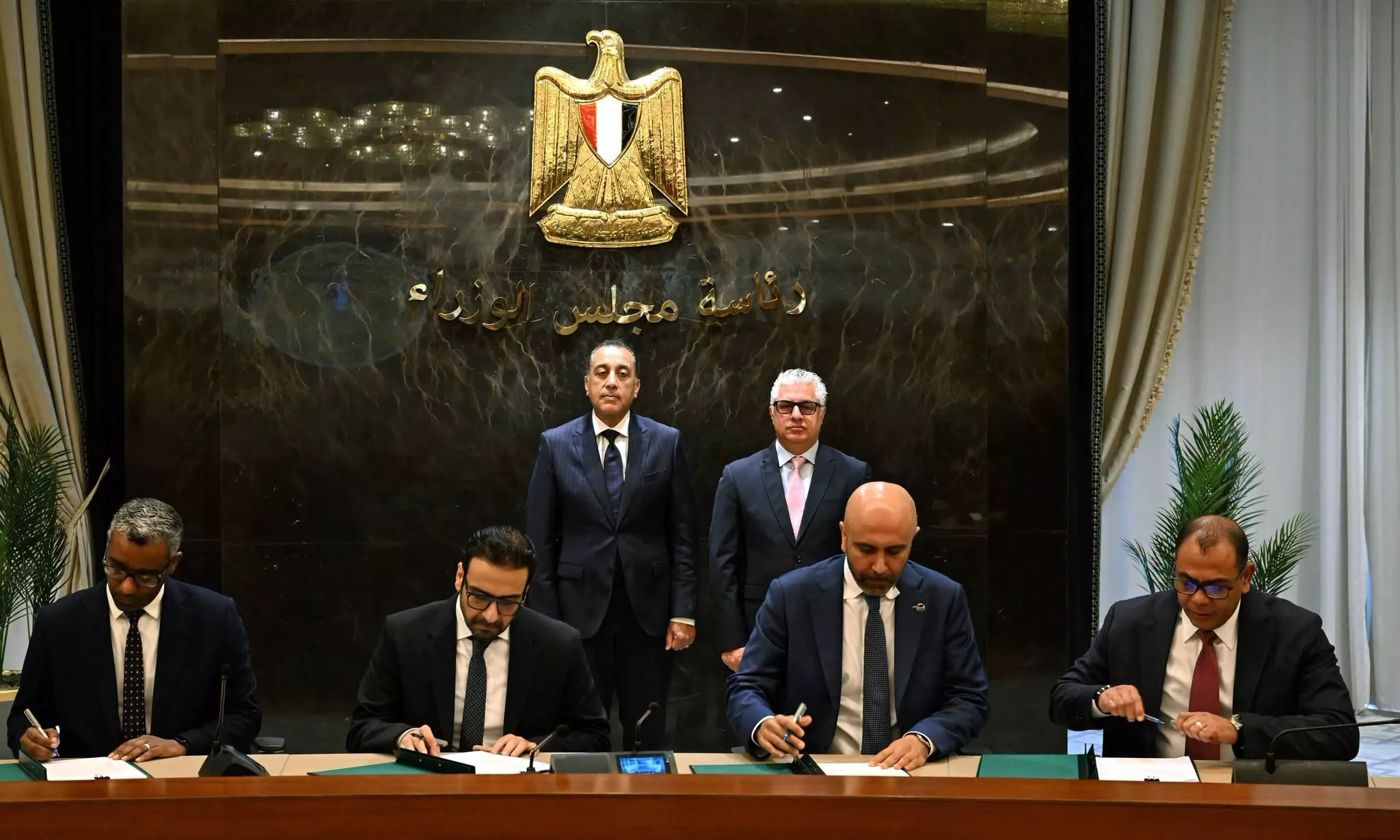 رئيس الوزراء يشهد توقيع عقود تخزين وتداول بالمنطقة الاقتصادية