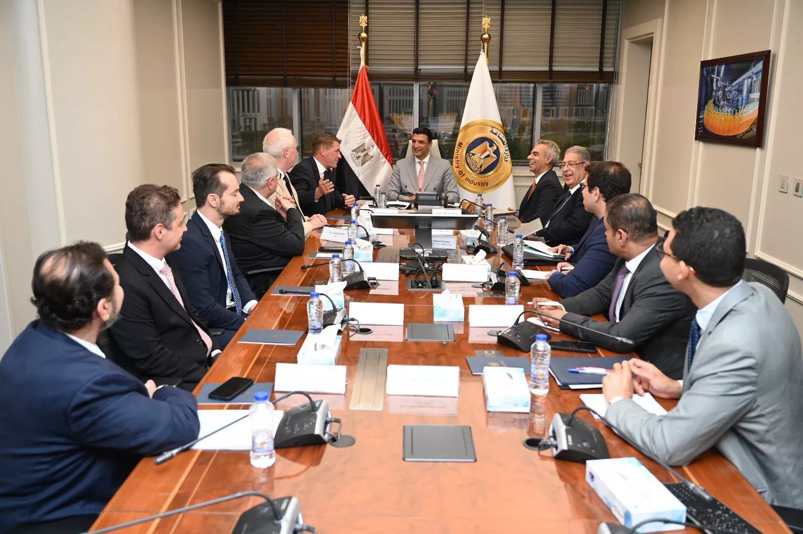 وزير الصناعة يجتمع مع وفد شركة مرسيدس-بنز إيجيبت