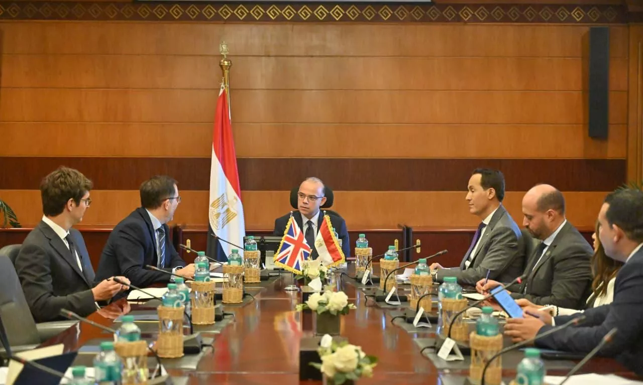  وزير الاستثمار يجتمع مع سفير المملكة المتحدة