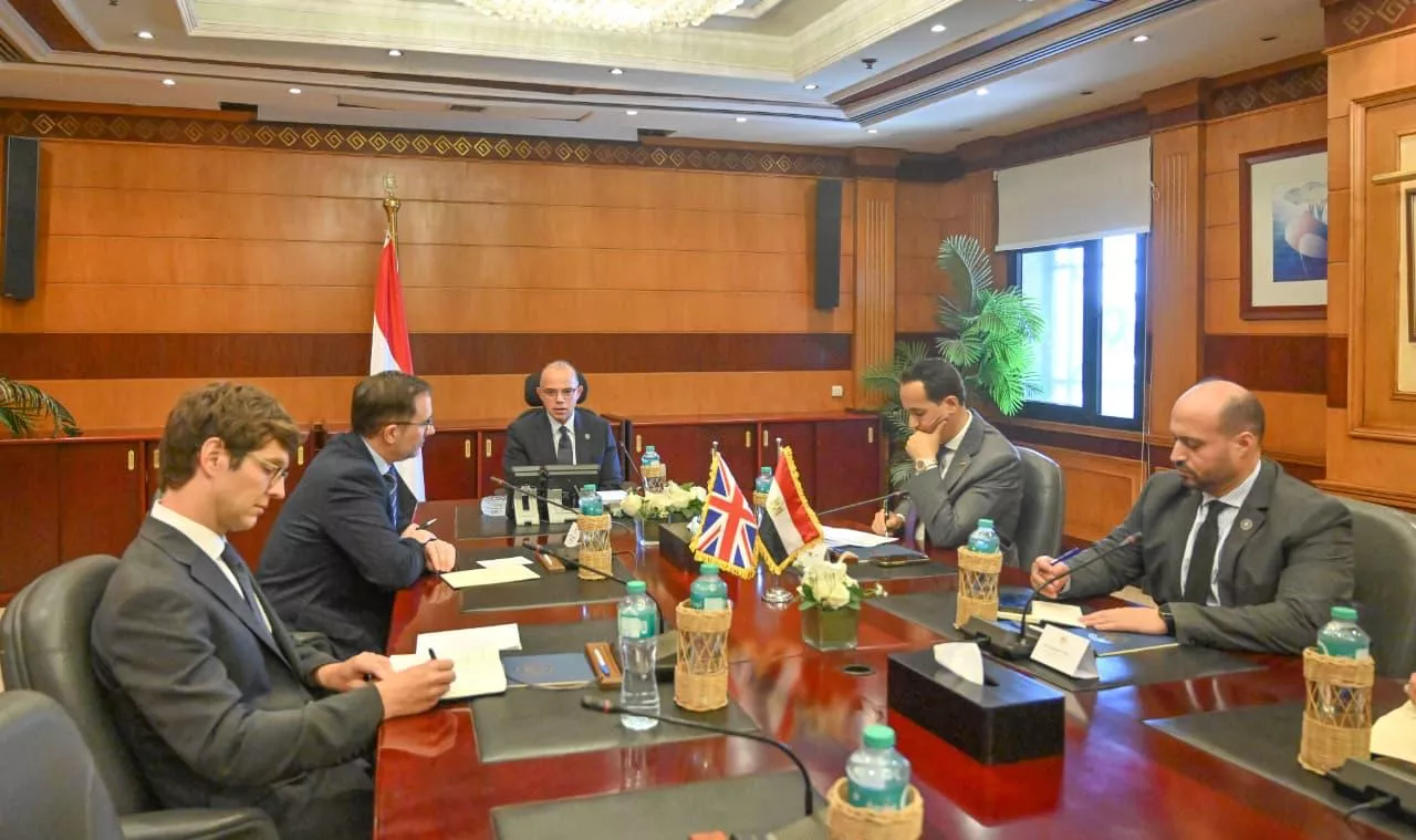  وزير الاستثمار يجتمع مع سفير المملكة المتحدة
