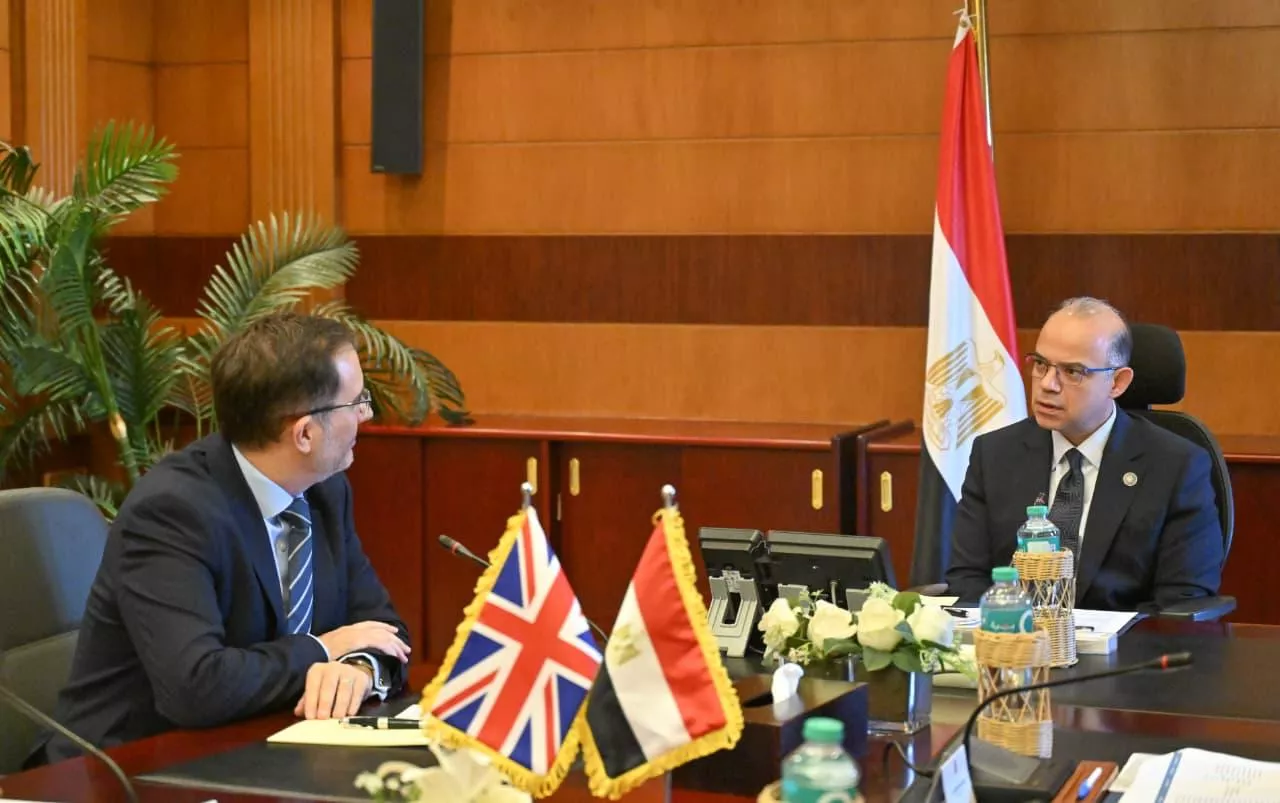  وزير الاستثمار يجتمع مع سفير المملكة المتحدة