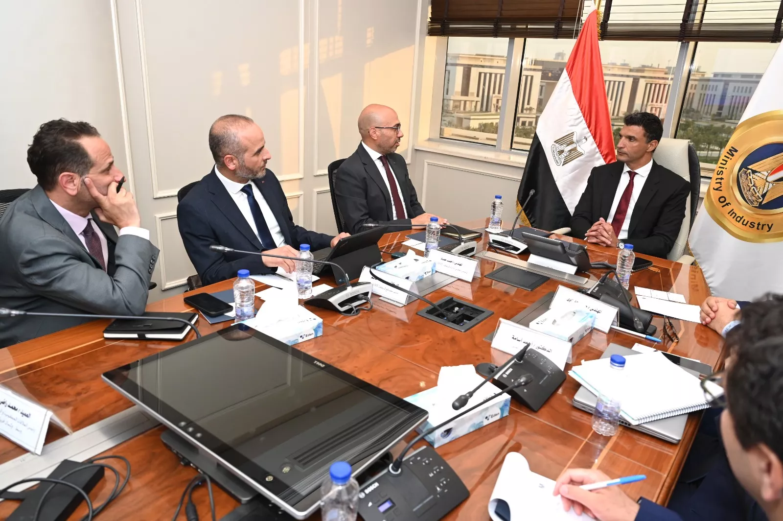 وزير الصناعة يجتمع مع رئيس شركة ABB مصر