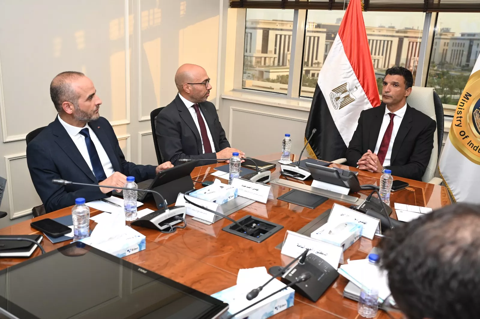 وزير الصناعة يجتمع مع رئيس شركة ABB مصر