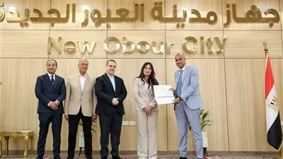 «الإسكان» تسلم عقود توفيق أوضاع الأراضي المضافة بمدينتي الشروق والعبور الجديدة
