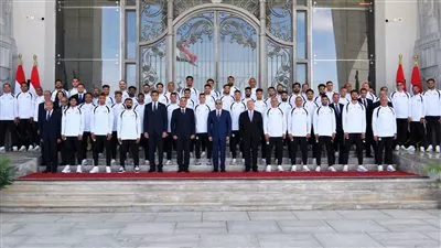 الرئيس السيسي يمنح منتخب مصر كأس الجدارة وأوسمة تكريمية