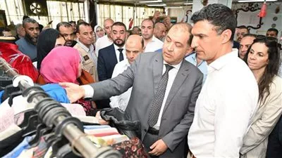 وزير الصناعة يتفقد 3 مصانع للغزل والنسيج والملابس الجاهزة والمعدات الزراعية