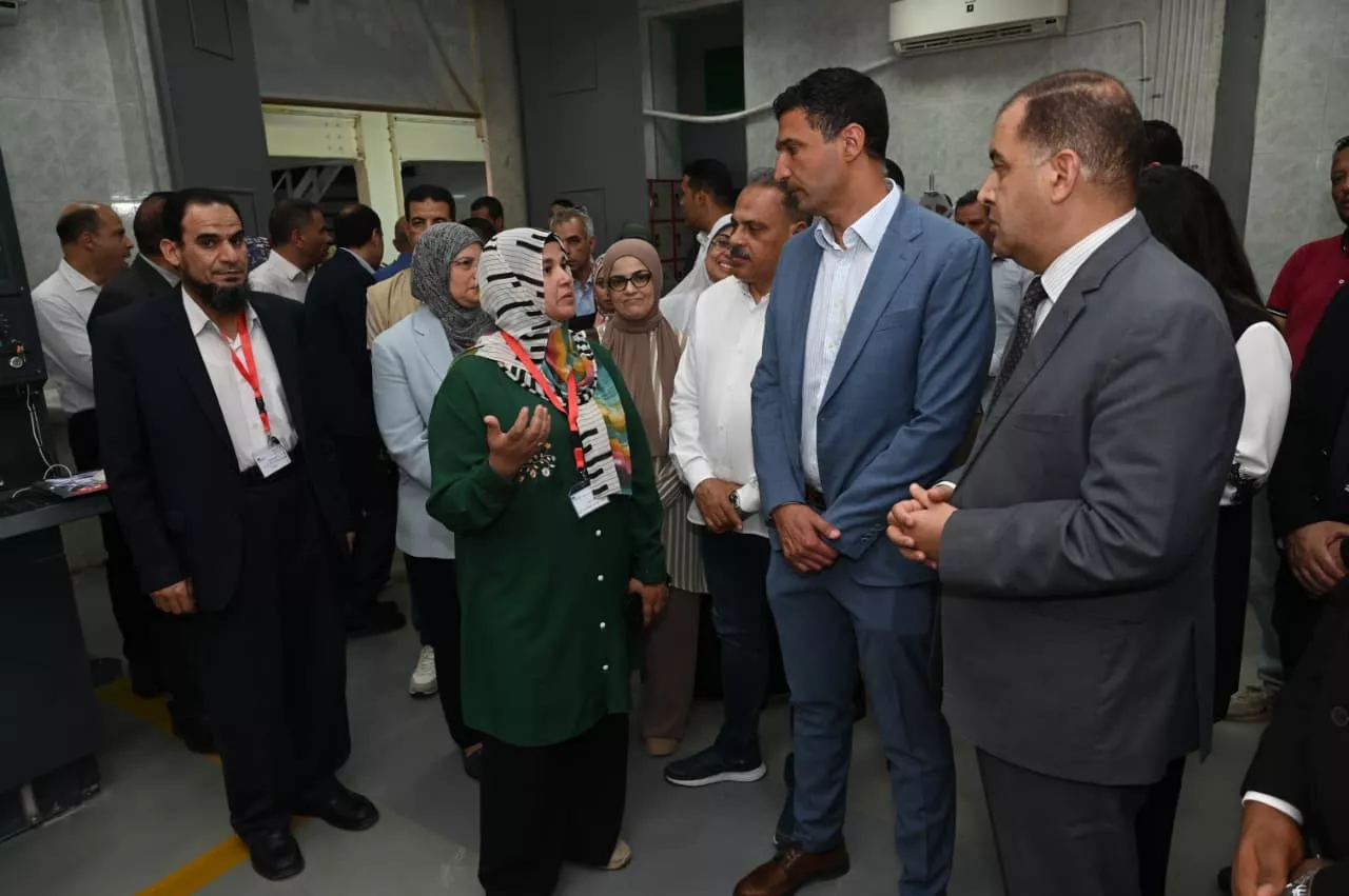 جولة وزير الصناعة بالمنطقة الصناعية بالعاشر من رمضان