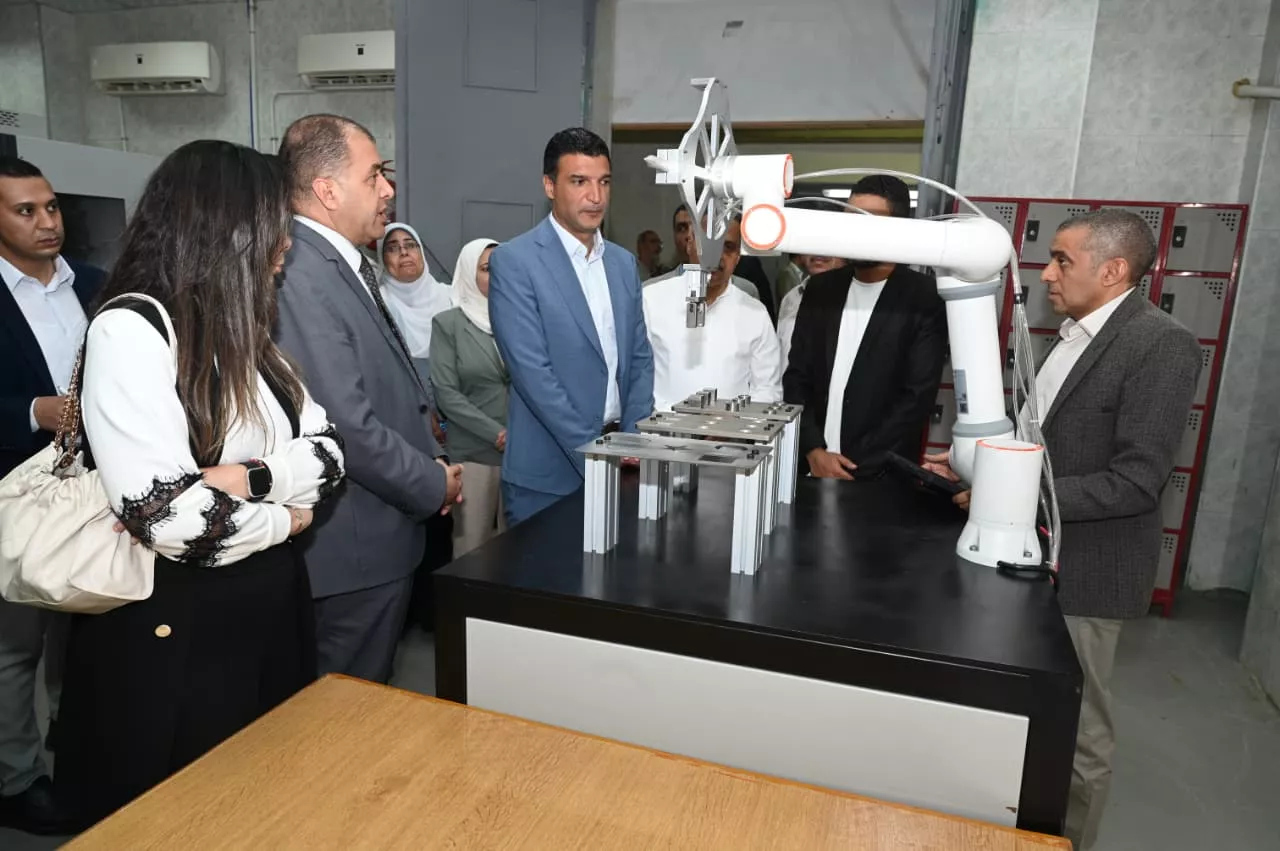 جولة وزير الصناعة بالمنطقة الصناعية بالعاشر من رمضان